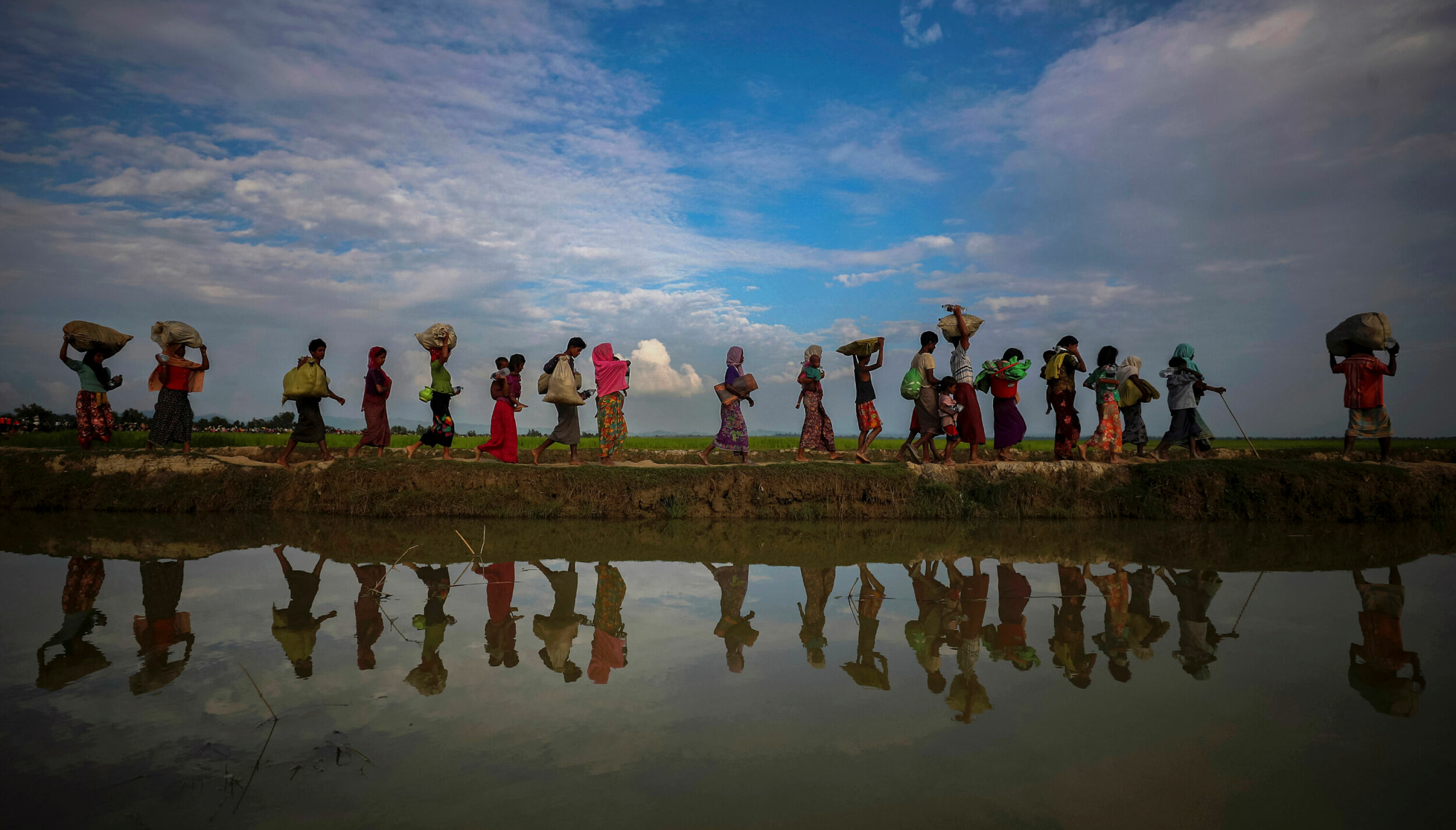 De etnisk orienterte konfliktene i Rakhine har pågått i mange år, men eskalerte etter at opprørere fra Arakan Rohingya Salvation Army (ARSA) angrep militærposter nord i delstaten i juli 2017. Svaret fra burmesiske sikkerhetsstyrker var voldsomt, og førte til en masseflukt over grensen til Bangladesh. Her er en gruppe rohingyaer på vei mot Palang Khali, nær Cox's Bazar i Bangladesh, i begynnelsen av november 2017.