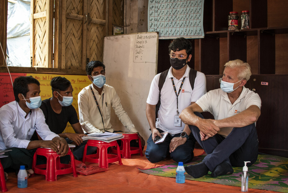 Jan Egeland møtte igår ungdom som deltar i et hurtiglæringsprogram som skal hjelpe dem å ta igjen tapt utdanning. Etter et intensiv-kurs skal ungdommene gjenoppta burmesisk grunnskolepensum, slik at de en dag forhåpentligvis kan returnere til hjemlandet.