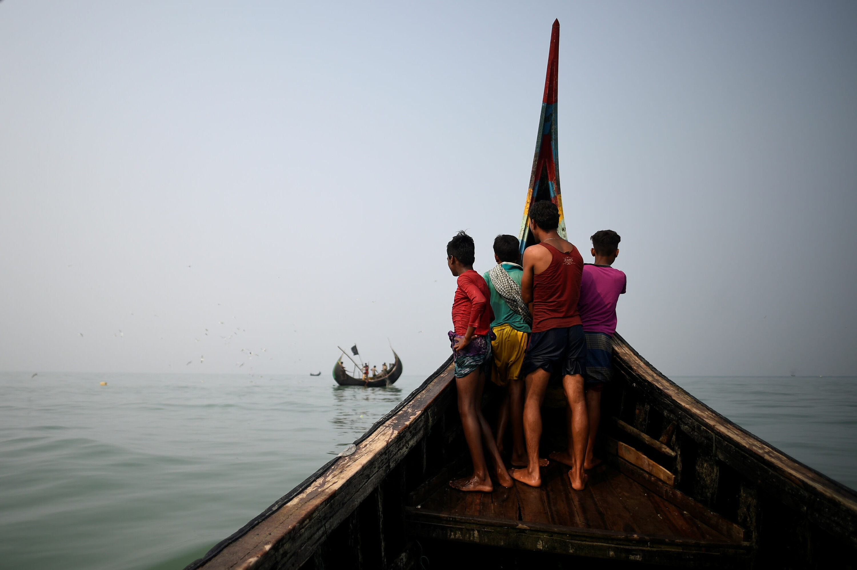 Noen av de hundretusener av rohingyaflyktningene som har søkt tilflukt i Bangladesh har fått tillatelse til å søke arbeid i fiskeindustrien. Men de enorme leirene rundt Cox´s Bazar er ikke et blivende sted for en hardt prøvet, statsløs, befolkning.