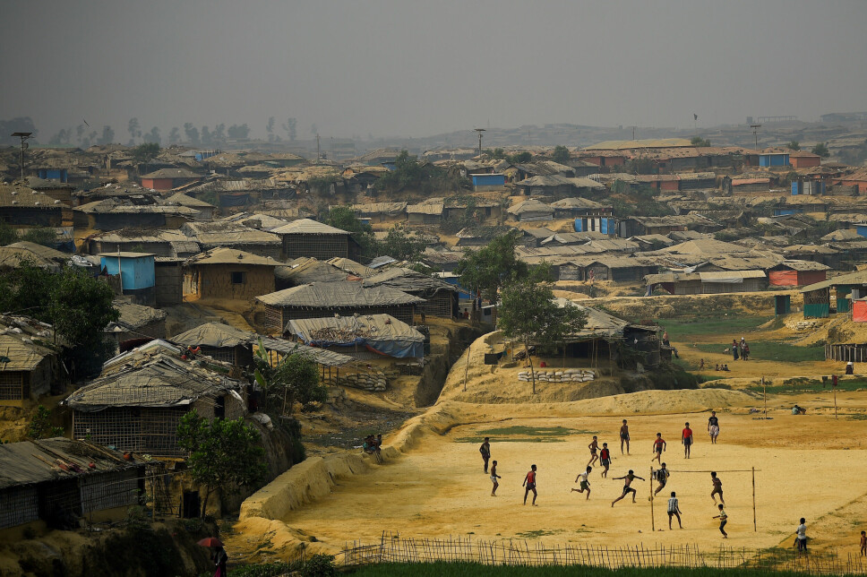 Rohingyaenes opprinnelse er omstridt. Minoriteten mener selv de nedstammer fra muslimske handelsfolk som slo seg ned i Myanmar for 1000 år siden. Burmesiske myndigheter har på sin side argumentert for at de er ulovlige innvandrere. I dag bor mer enn én million rohingyaer i midlertidige leire i Bangladesh. Brorparten er barn og kvinner som er helt avhengig av humanitær hjelp.
