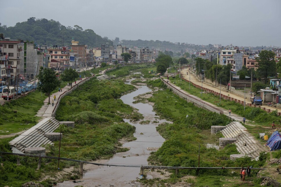 Bagmatielven er både tilgrodd og forurenset. Kloakk renner direkte inn i elven mens den snor seg mot Katmandu.