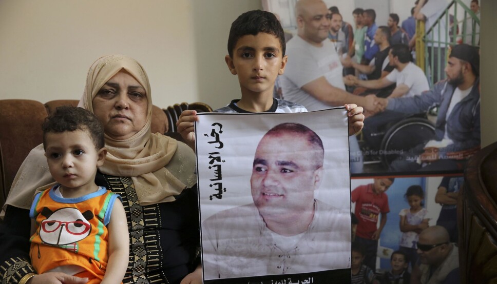 Amal el-Halabi med barnebarna Fares og Amro, som holder et bilde av faren Mohammed el-Halabi, Gaza-direktøren for hjelpeorganisasjonen World Vision. Han er nå dømt til 12 års fengsel for terrorisme. Hans arbeidsgiver, organisasjonen World Vision, mener el-Halabi er uskyldig.