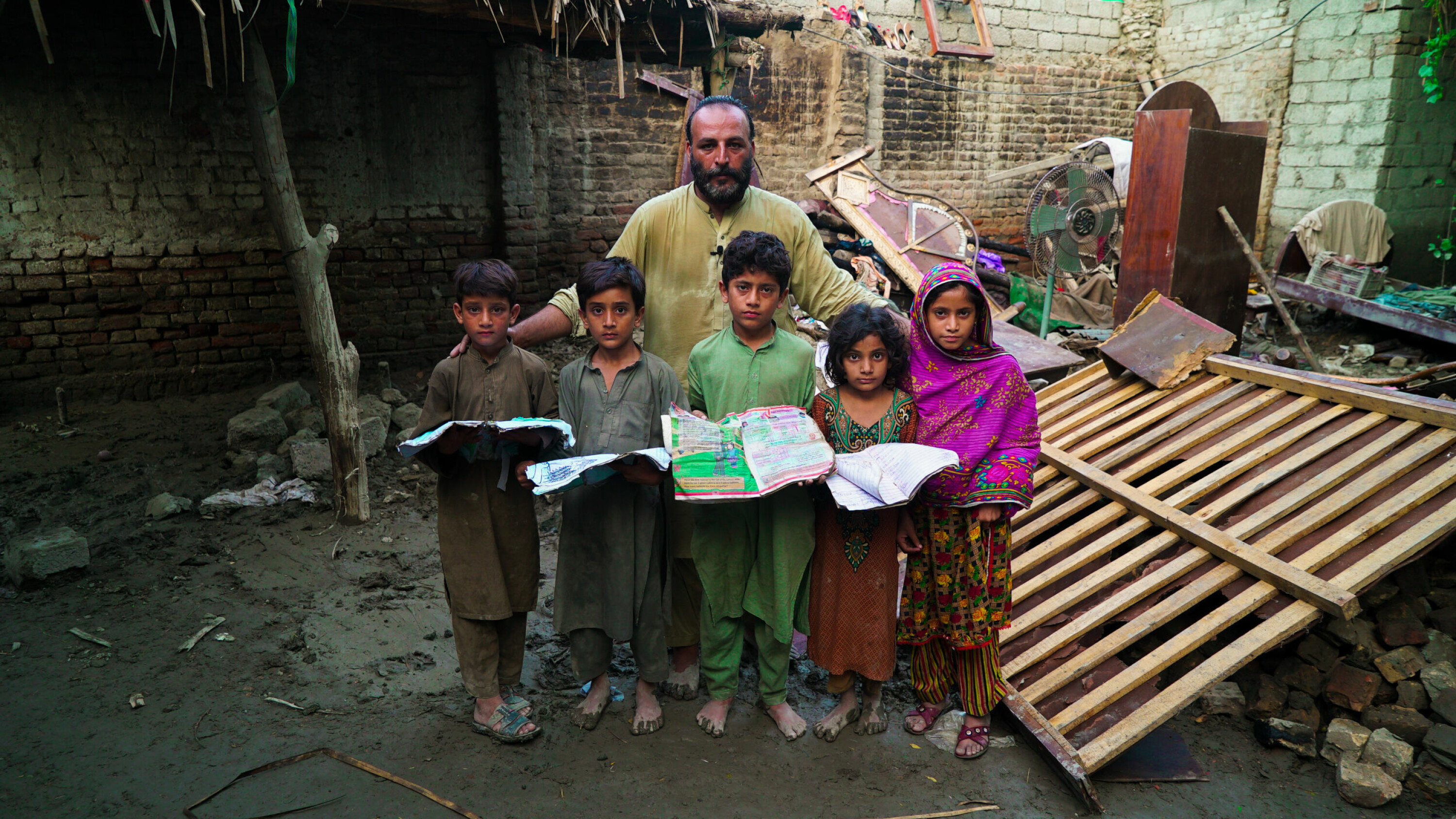 En familie fotografen Muhammad Haris møtte da han tok bilder for Verdens matvareprogram nær byen Charsadda. Familien er foreløpig i sikkerhet, men huset og eiendelene, som de fem barnas skolebøker, har gått tapt i det som regnes for å være den verste flommen i Pakistans historie.