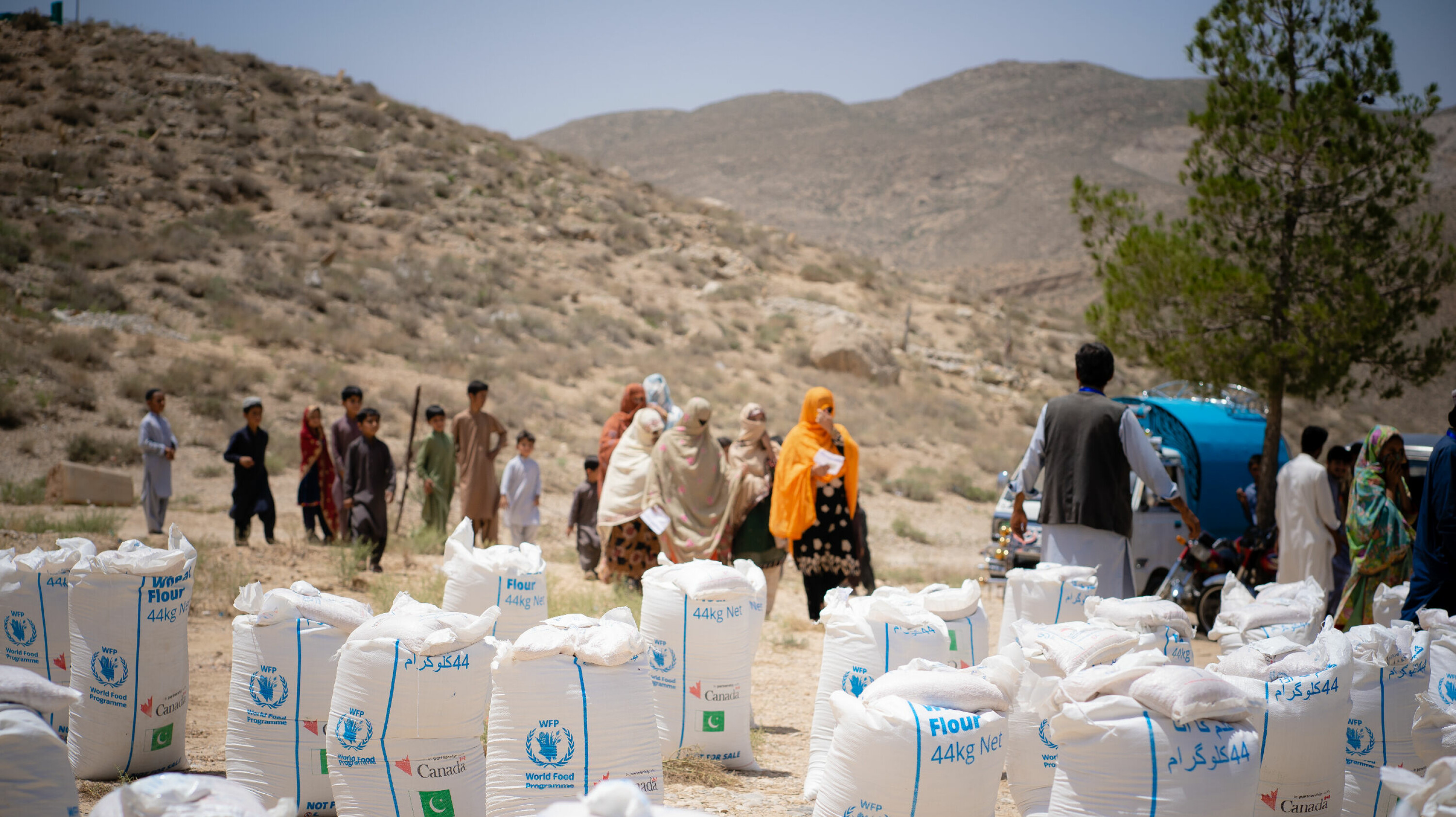 Matdistribusjon i Quetta i Balutsjistan-provinsen, hvor familier siden midten av juni har fått utdelt matpakker med mel, kikerter og salt.