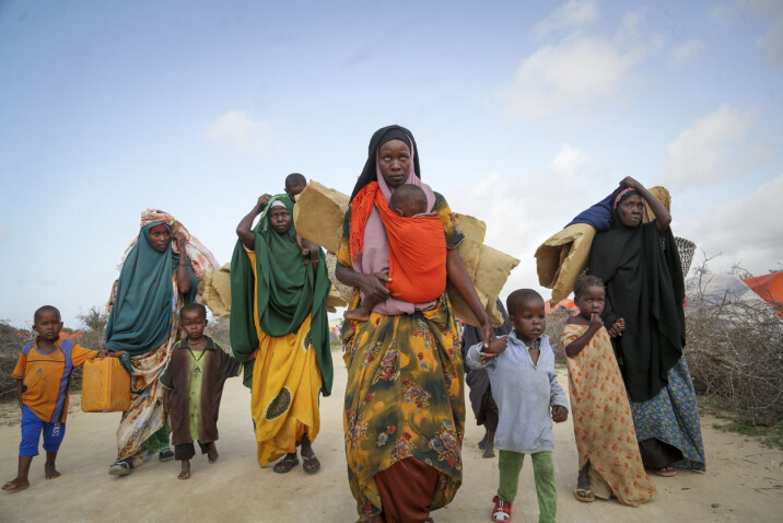 Rundt én million somaliere har forlatt hjemmene sine på jakt etter mat og vann. Bildet viser noen av dem da de ankom en leir for internt fordrevne i utkanten av Mogadishu, Somalia.