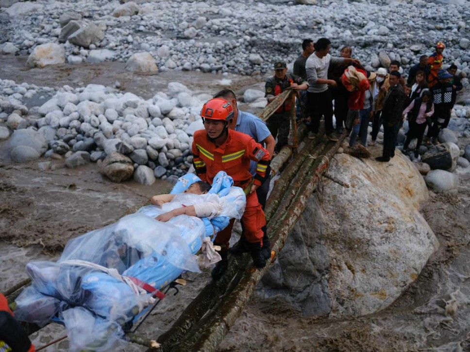 Brann- og redningspersonell henter skadde i Luding i Sichuan-provinsen etter gårsdagens jordskjelv, som hadde en styrke på 6,8 på Richters skala.