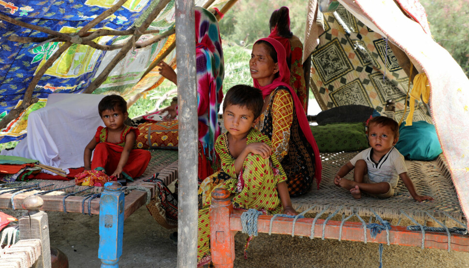 Midlertidige helsestasjoner settes opp for mødre og barn i spesielt kriserammede områder i Charsadda-distriktet.