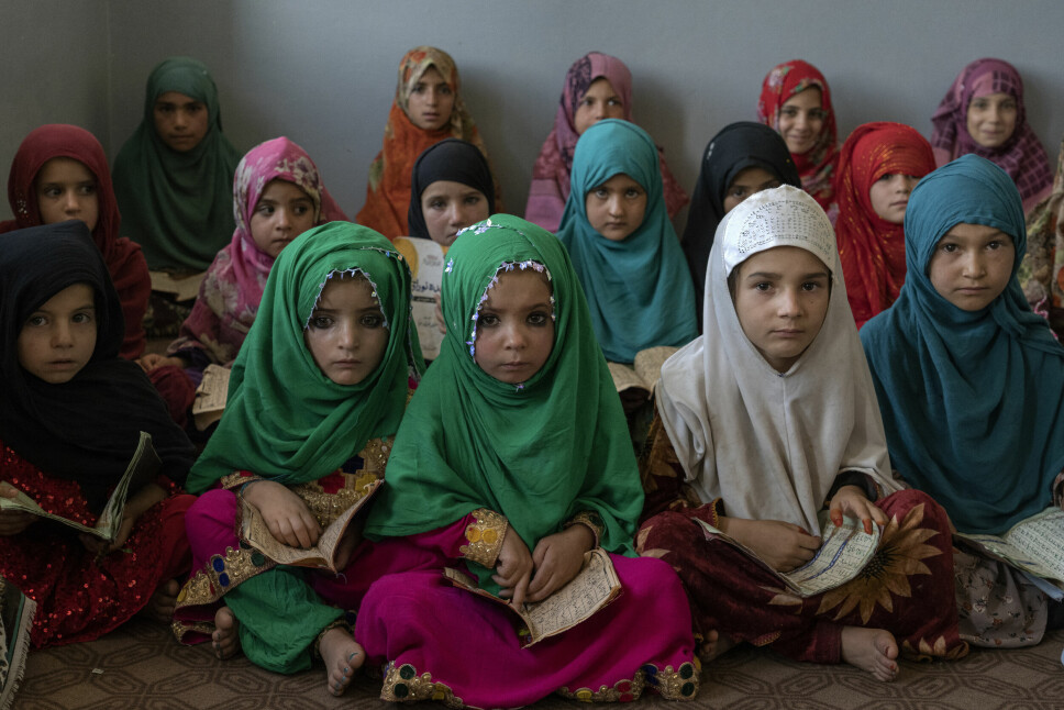 Afghanske jenter i Noor-moskeen utenfor Kabul. Antallet jenter som kommer til moskeen for å lære skriftene i Koranen har mangedoblet seg etter Talibans nedleggelse av de offentlige skolene i Afghanistan, ifølge leder av moskeen Maulvi Bakhtullah.