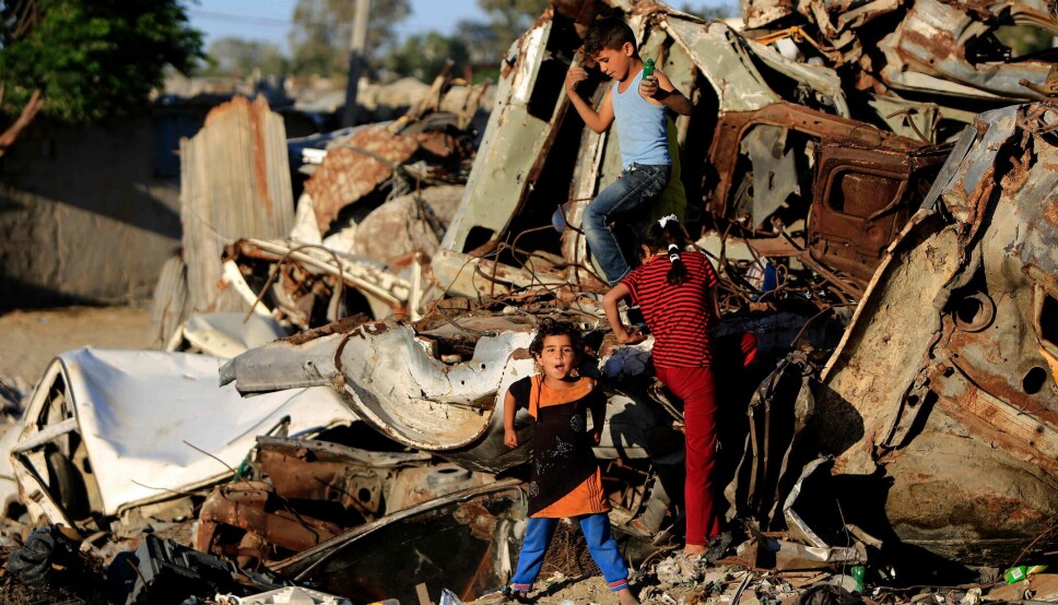 Barn fra flykningeleiren Khan Yunis leker i rester fra bombeangrep på Gazastripen.