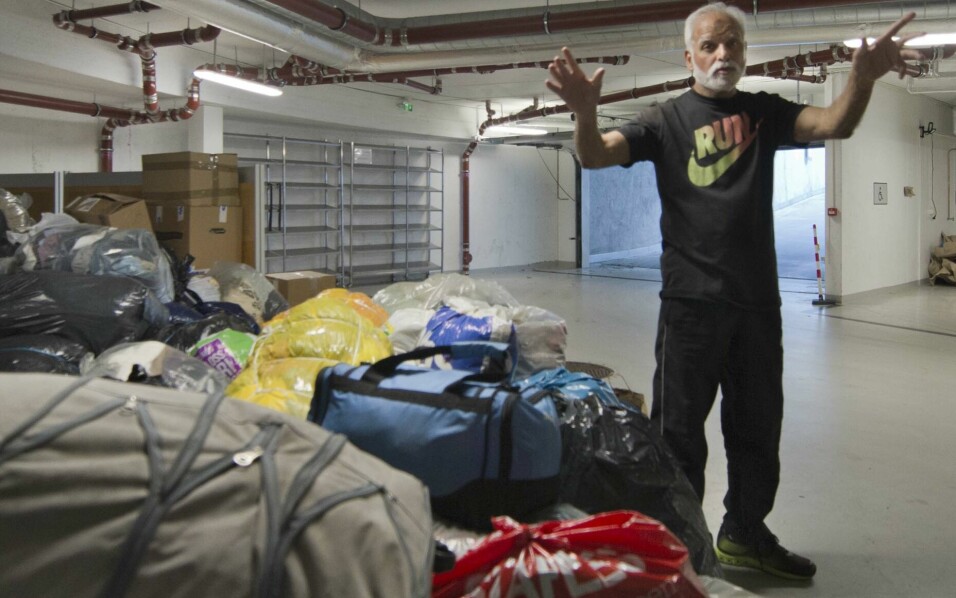 Malik Munir bidrar i Søndre Nordstrand Muslimske Senter sin klesinnsamling, som gjennomføres i samarbeid med andre moskeer. Alt arbeidet er frivillig, selv jobber han i Posten til vanlig.