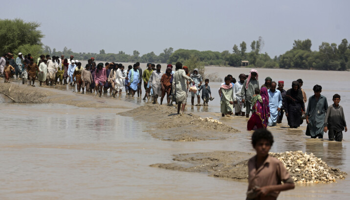 Flomofre står i kø for å motta nødhjelp fra hjelpeorganisasjonen Edhi Foundation, i Ghotki i den pakistanske provinsen Sindh.