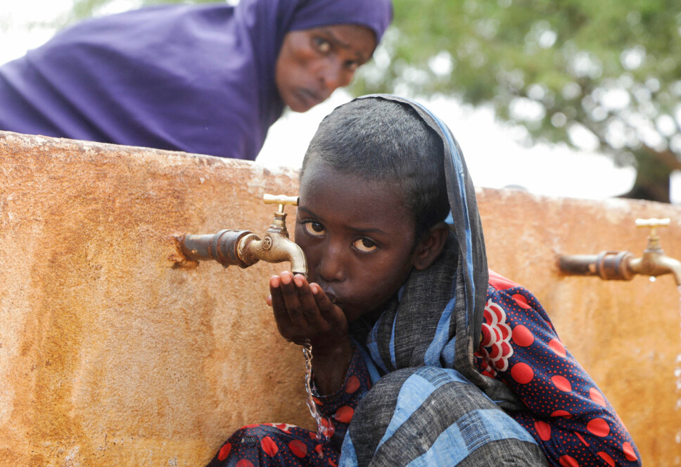 Åtte år gamle Sadia Ali drikker vann fra en kran i Kaxareey-leiren for internt fordrevne i Dollow i Somalia 24. mai i år.