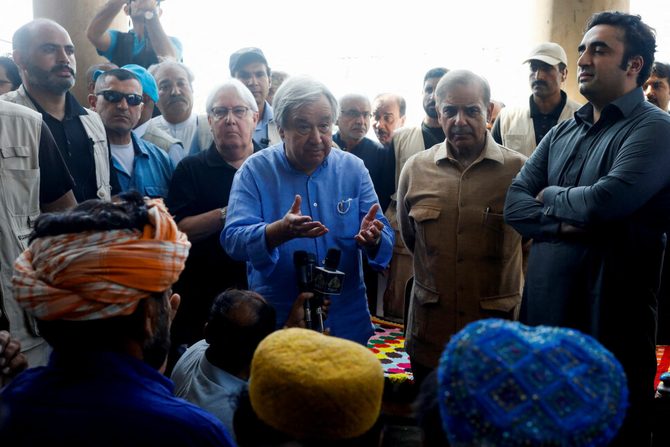 FNs generalsekretær Antonio Guterres, Pakistans statsminister Shehbaz Sharif og Pakistans utenriksminister Bilawal Bhutto Zardari snakker med fordrevne menn i en hjelpeleir i Larkana, Pakistan 10. september 2022.