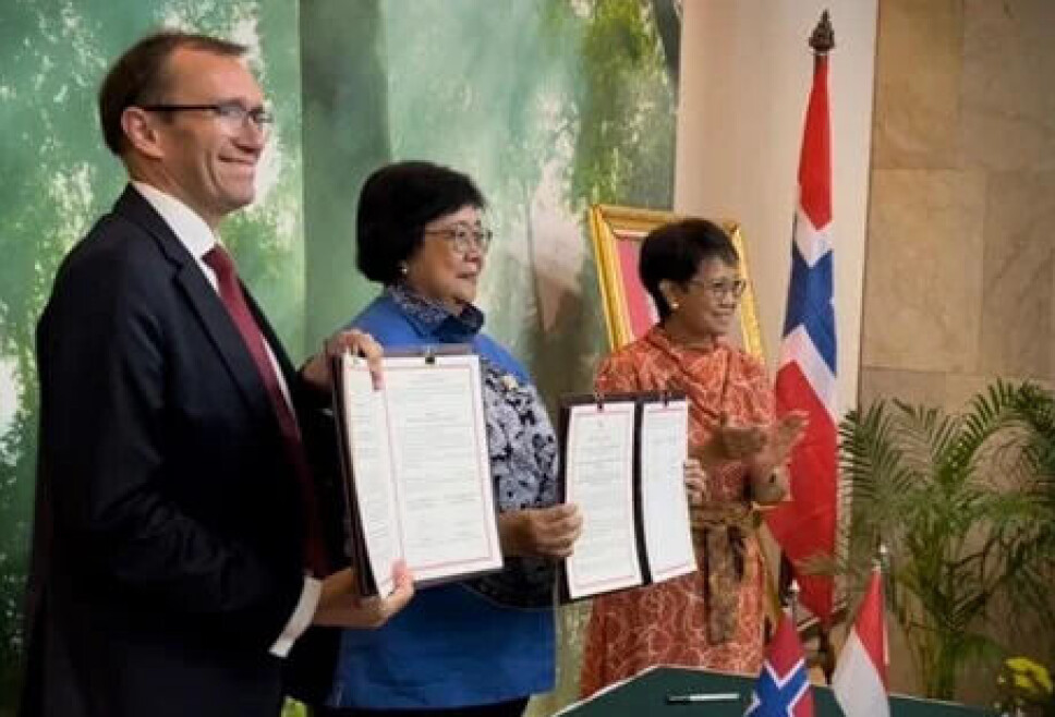 Klima- og miljøminister Espen Barth Eide signerte avtalen sammen med Indonesias miljø- og skogminister Siti Nurbaya Bakar i Jakarta i dag.