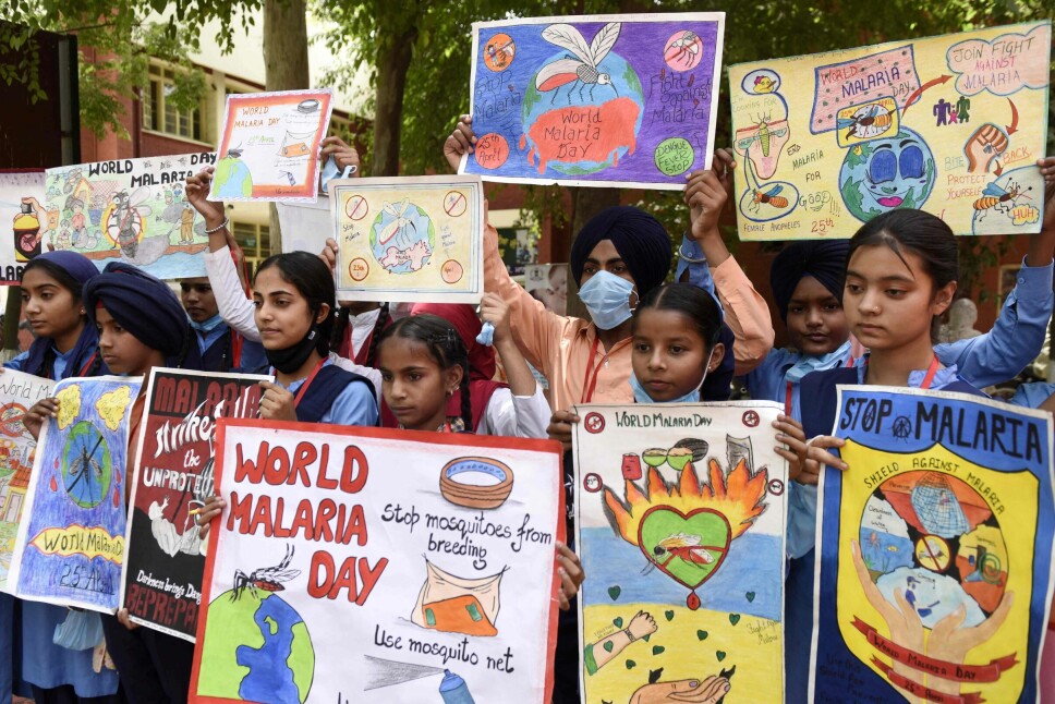 Studenter markerer verdens malariadag utenfor sykehuset i delstaten Punjab, India.