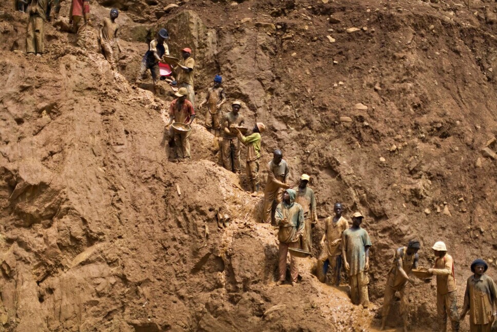 Gruvearbeidere i en gullgruve øst i DR Kongo. Bildet er fra 2009, men gruvearbeidere i det konfliktherjede landet har gjennom en årrekke vært utsatt for svært krevende arbeidsforhold, inkludert tvangsarbeid og tortur, ifølge organisasjonen Walk Free Foundation.