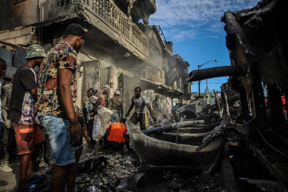 Det ryddes opp etter at en tankbil eksploderte i Cap-Haitien i 2021. Volden i Haiti har fortsatt å øke siden det. Nå velger flere land, som Canada, Mexico og Spania, å midlertidig stenge ambassadedørene.