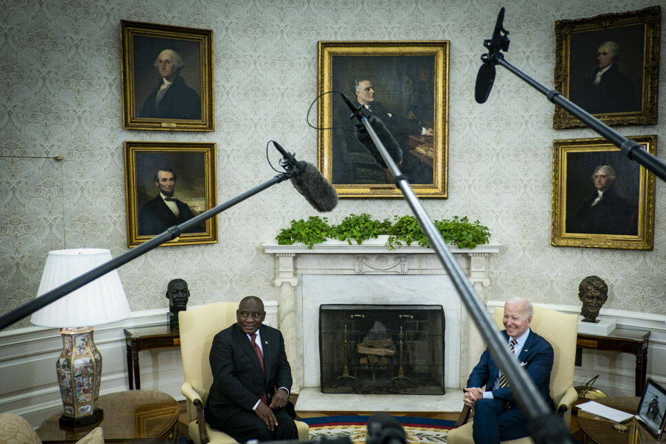 USAs president Joe Biden tok i mot Sør-Afrikas president Cyril Ramaphosa i det ovale kontoret i Det hvite hus i Washington fredag. De to bekreftet viktigheten partnerskapet mellom USA og Sør-Afrika, og diskuterte også samarbeid om regionale og globale utfordringer.