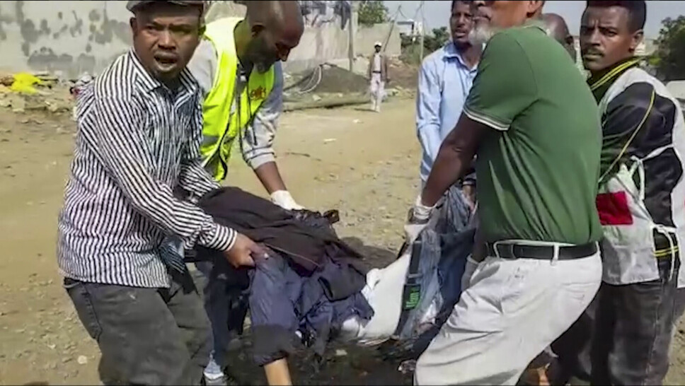 Et offer for et flyangrep fra etiopiske regjeringsstyrker bæres inn i en ambulanse i Mekele, hovedstaden i Tigray-regionen nord i Etiopia.
