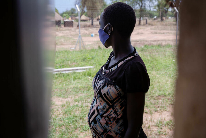 I Uganda er én av fire jenter mellom 15–19 år gravide eller har barn. 16-åringen på bildet er en av mange som forteller at skolearbeidet ble vanskelig etter at hun ble gravid.