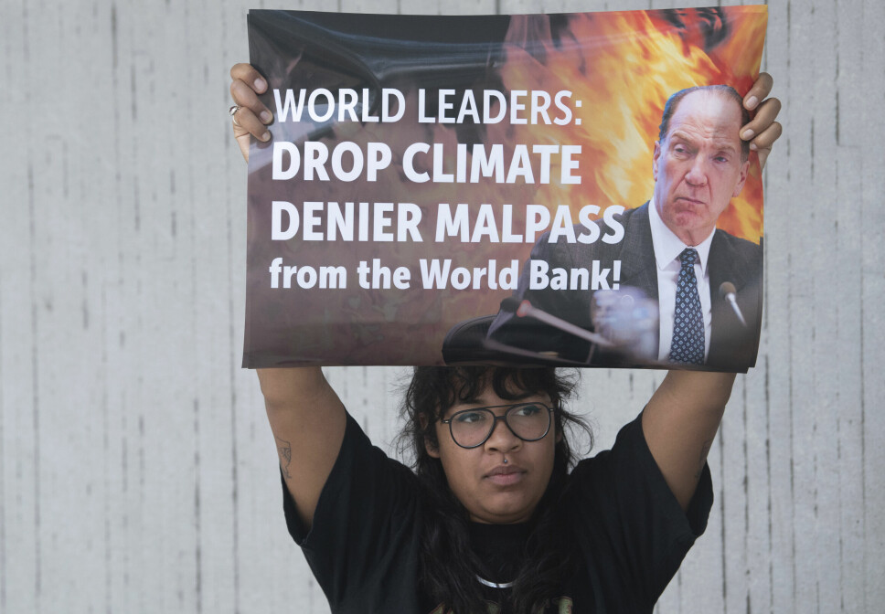 Klimaaktivist som demonstrerte for å avsette David Malpass ved Verdensbankens hovedkvarter i Washington forrige uke.