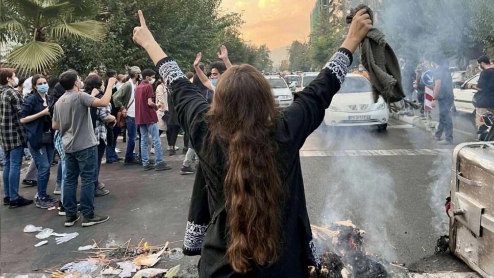 For tolvte dag på rad har tusenvis av iranere tatt til gatene for å demonstrere mot myndigheten etter at 22 år gamle Mahsa Amini døde i politiets varetekt. Bildet er hentet fra sosiale medier fra gårsdagens protester.