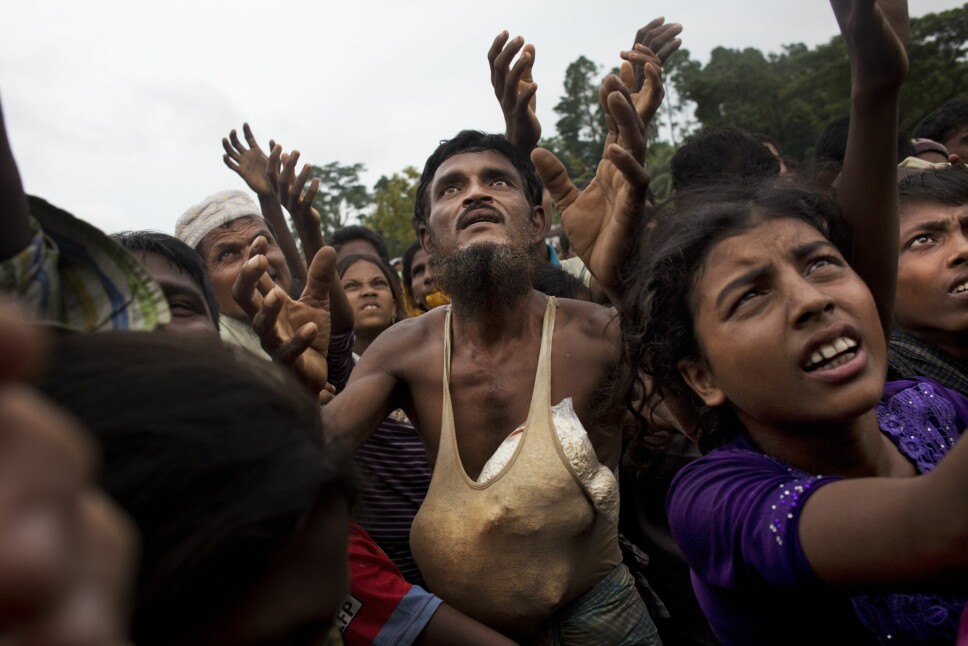 Rohingyaer har møtt opp for å ta imot mat som blir utdelt av frivillige i Bangladesh i 2017. Den muslimske minoriteten ble drevet på flukt ut av Myanmar av landets militære. Mange ble drept og torturert.