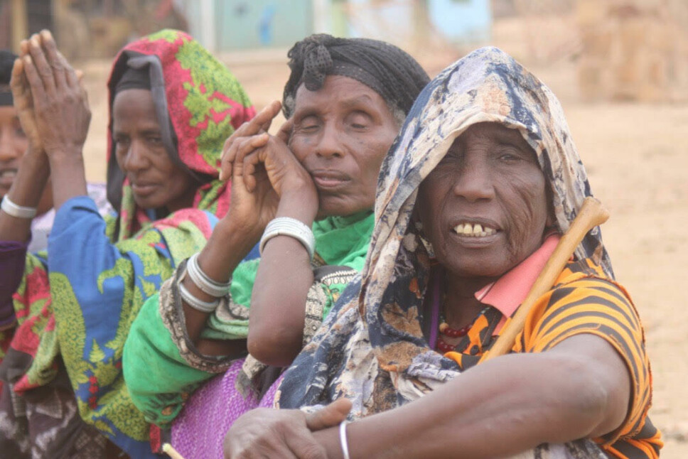 Huko Soro Liban (forran), Hamdiya Jarso Gabobo og Rufo Jarso Gababa venter på hver sin sekk med mat under matutdelingen i Guji. Sammen med Borona, er Guji blant de hardest rammede områdene i Oromia.