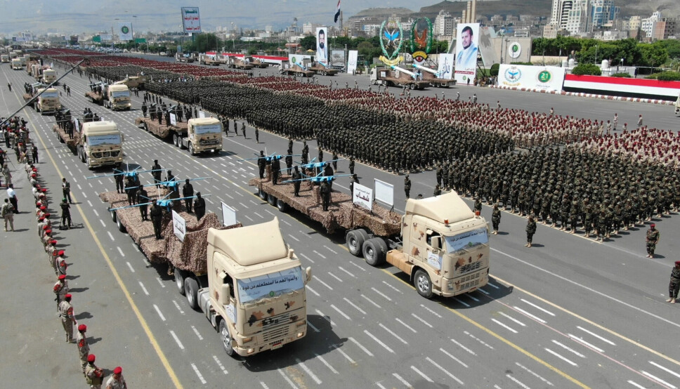 Houthistyrkene viser frem våpen i en parade gjennom Sanaa i Yemen i september i år.