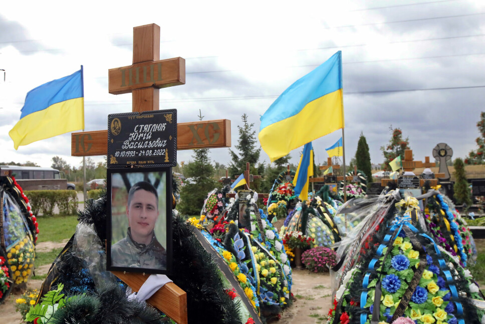 Ukrainske soldater begravd på kirkegården i Bucha i Ukraina i oktober i år. Økende psykisk uhelse globalt er en konsekvens av urolige tider og kriser på mange områder, ifølge FN.
