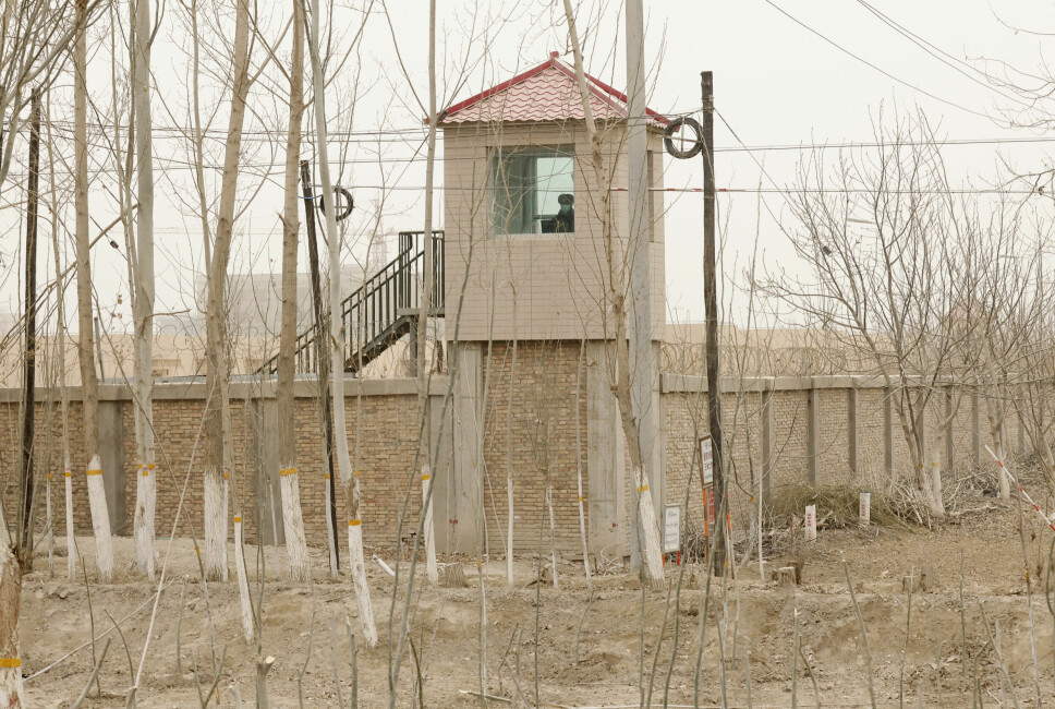 Kina anklages for å ha stengt over 1 million uigurer og andre etniske minoriteter inne i arbeidsleirer i Xinjiang-provinsen, der de ifølge rapporter blir torturert, seksuelt misbrukt og tvunget til å gi slipp på eget språk og religion.