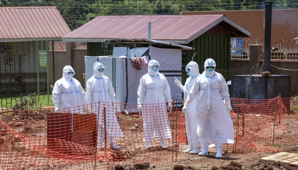 Leger går inn i Ebola-isolasjonsseksjonen på Mubende Regional Referral Hospital, i Mubende i Uganda. Så langt er 29 døde, men det er uklart hvor mange som er smittet av ebola-utbruddet.