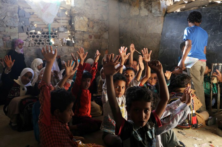 Jemenittiske barn på en utbombet skole i byen Taez i 2016. FN har omtalt den åtte år lange krigen i Jemen som verdens største humanitære krise. Etter seks måneder med våpenhvile mellom partene, utløp våpenhvilen i landet 2. oktober.