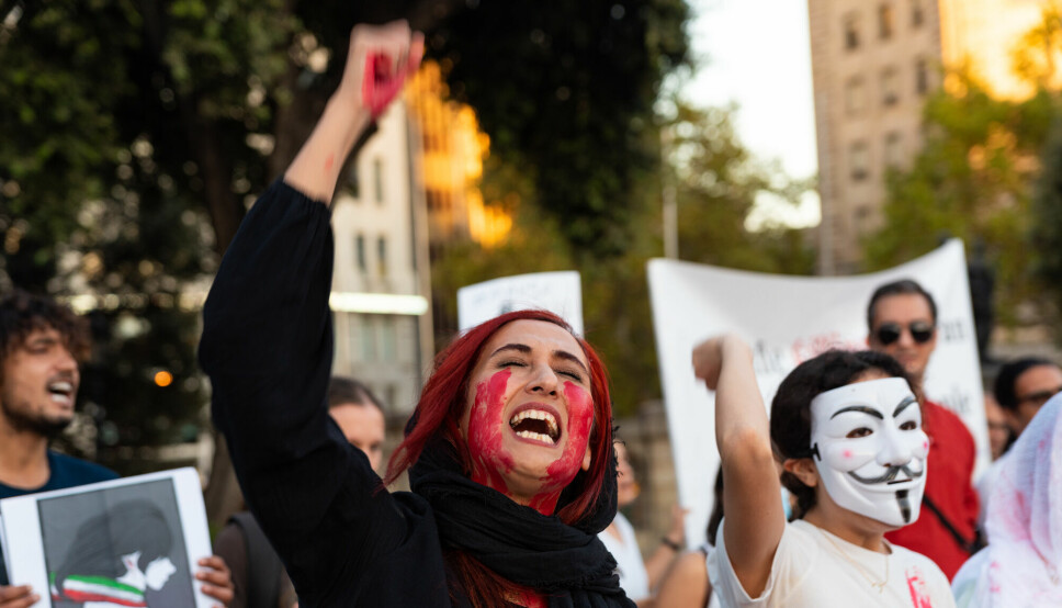 Demonstranter krever rettferdighet for Mahsa Amini, som døde etter at hun ble pågrepet av Irans moralpoliti for å ha hatt på seg hijab på 'feil måte'. Hendelsen har utløst demonstrasjoner over hele verden for kvinners rettigheter. Her fra Barcelona i Spania 4. oktober.