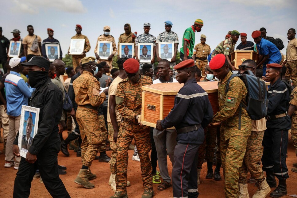 Volden og urolighetene i Burkina Faso har økt ytterligere etter militærkuppet 30. september. Bildet viser soldater som bærer bort kisten til en fallen soldat i Gaskinde, hvor 37 mennesker mistet livet i et jihadist-angrep 26. september.