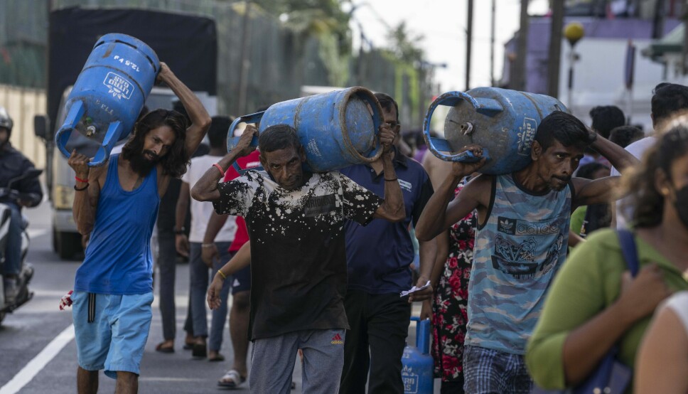 Innbyggere i Sri Lankas hovedstad Colombo bærer gassflasker til et utsalg hvor de håper å få fylt opp flaskene. Sri Lankas store gjeld gjør at landet ikke får kjøpt energi på kreditt, og blant annet gass og bensin rasjoneres som en følge. Sri Lanka er et av landene som har en gjeld som stadig vokser og som landet sliter med å betjene. Nå advarer FN mot at over 50 fattige land er i ferd med å få gjeld som vil få alvorlige konsekvenser for landenes utvikling.