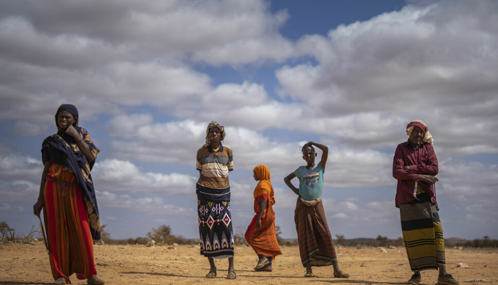 Kvinner og menn i en leir for internt fordrevne i utkanten av Dollow, Somalia, hvor det i løpet av de neste ukene kan bli erklært hungersnød på grunn av den verste tørken på flere tiår. Med et strammere budsjettforslag for 2023, må både nødhjelp og langsiktig bistand gis mer effektivt, mener spesialrådgiver i Transparency International Norge Gro Skaaren-Fystor.