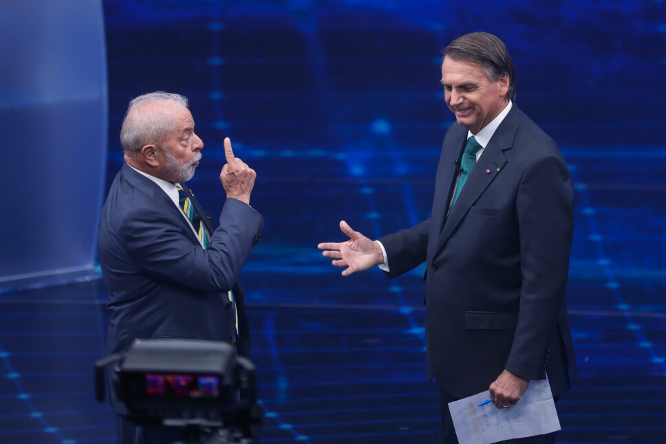 Lula da Silva (t.v.) har fremdeles en ledelse over motkandidaten Jair Bolsonaro foran den andre valgomgangen i presidentvalget i Brasil. Her under en tv-sendt valgkampdebatt søndag 16. oktober.