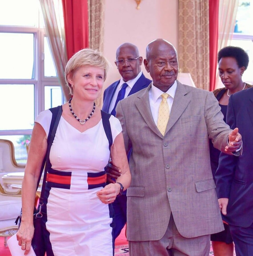 Norges ambassadør Elin Østebø Johansen i møte med Ugandas president Yoweri Museveni. Bildet er tatt i forbindelse med ambassadørens akkreditering.