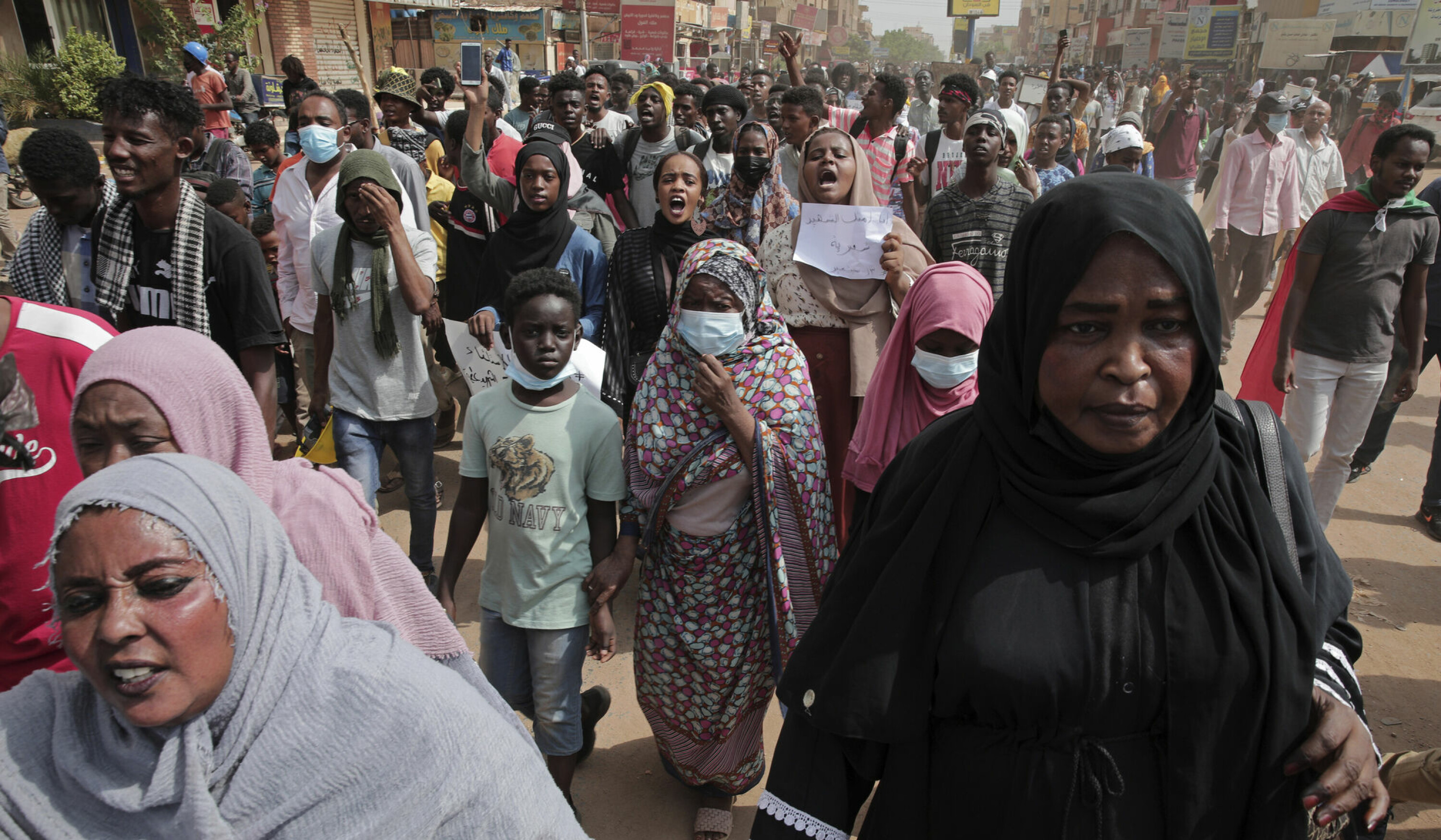 De militære kuppmakerne lovet å rydde opp i økonomisk og politisk kaos i Sudan. I stedet har de blitt møtt med måneder med store folkelige protester. Her er det folk i Khartoum som er ute i gatene 13. september i år – med krav om tilbakevending til sivilt styre.