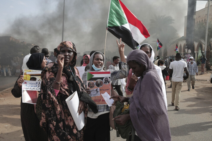 Folk fortsetter å demonstrere for overgang til sivilt styre ett år etter at militæret tok makten i Sudan. Bildet er fra en demonstrasjon i Khartoum fredag forrige uke.
