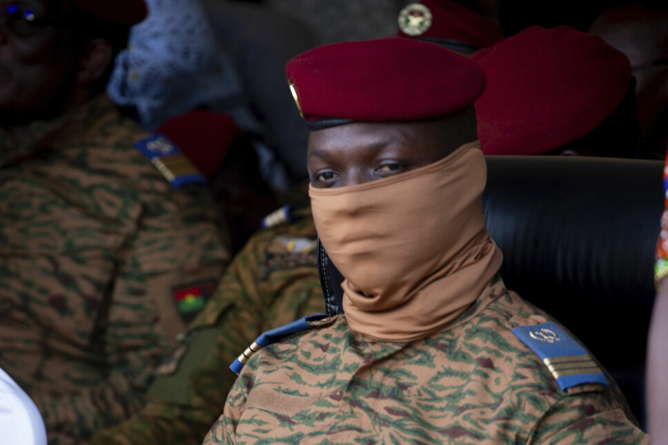 Myndighetene i Burkina Faso rekrutterer 50 000 sivile til kampen mot jihadistopprøret i landet. Juntaleder og midlertidig president Ibrahim Traore utnevnte tirsdag en ny overgangsregjering.