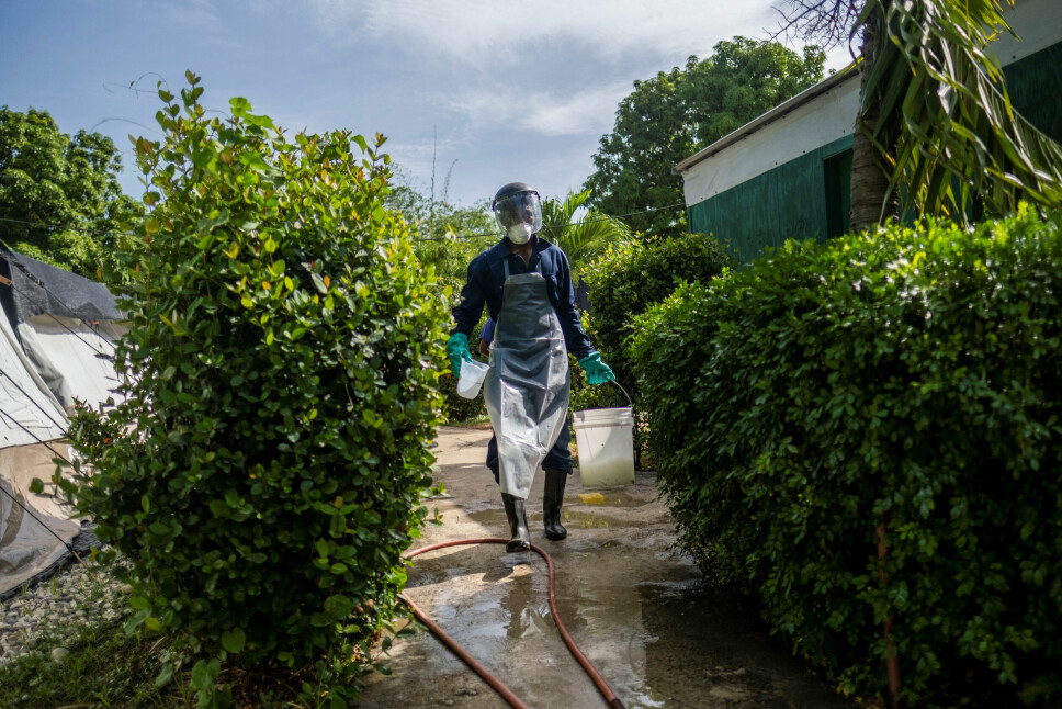 En sykehusansatt desinfiserer gangveien ved en klinikk drevet av Leger Uten Grenser i Haitis hovedstad Port-au-Prince. Kolerautbruddet i landet vokser raskt i omfang.