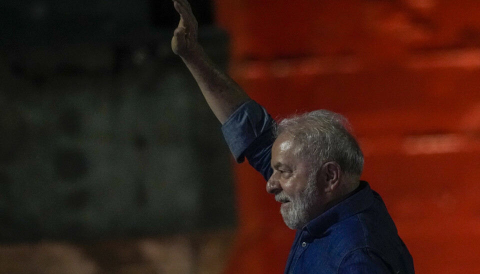 Lula vinker til tilhengere i Sao Paulo etter at valgresultatet ble klart. Han slo sittende president Bolsonaro med knapp marging.