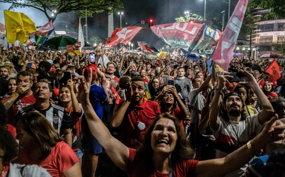 Lulas støttespillere tok til gatene for å feire da valgresultatet ble klart. Styreleder i Latin-Amerikagruppene i Norge Larissa Avela håper at Lulas seier vil gjøre at sosiale bevegelser og urfolks rettigheter blir satt på agendaen.