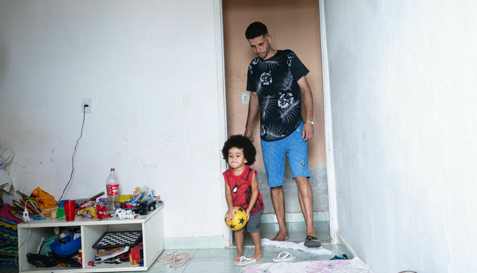 Luiz Nascimento do Vale og sønnen spiller fotball i stua. Lula er ingen helgen, sier han, men har likevel tro på at livet skal bli enklere i Pereira da Silva-favelaen i Rio de Janeiro under Lulas styre.