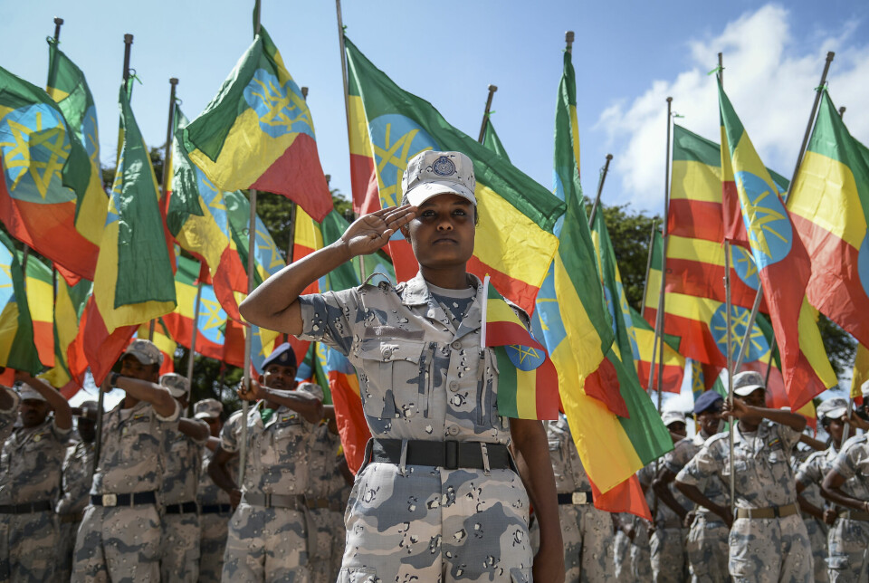 Medlemmer av den etiopiske regjeringshæren paraderer under en seremoni for å minnes medsoldater som ble drept under den aller første dagen av Tigray-krigen, 3. november for to år siden. Den dagen utførte tigrayiske regionsoldater et forkjøpsangrep mot føderale hæravdelinger. De siste ukene er det hæren og deres allierte som har hatt et klart militært overtak i krigen, noe som igjen har gjenspeilt i styrkeforholdet ved forhandlingsbordet.