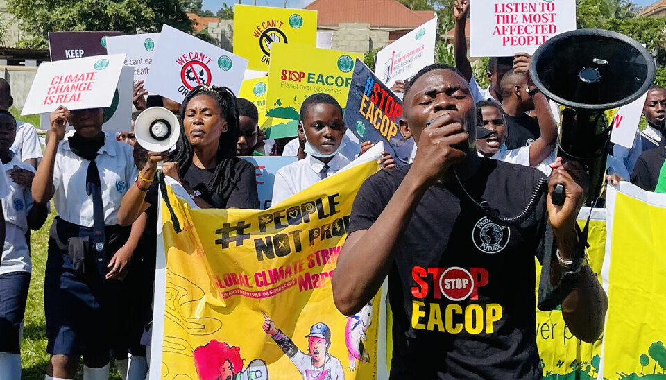 Miljøaktivisten Morris Nyombi leder en klimaprotest ved en skole.