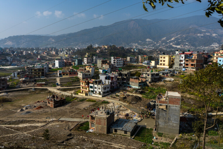 Det er innført strengere regler for hvordan nye hus bygges i Kathmandu, blant annet kreves det nå at kobberstenger brukes i selve fundamentet til bygg.
