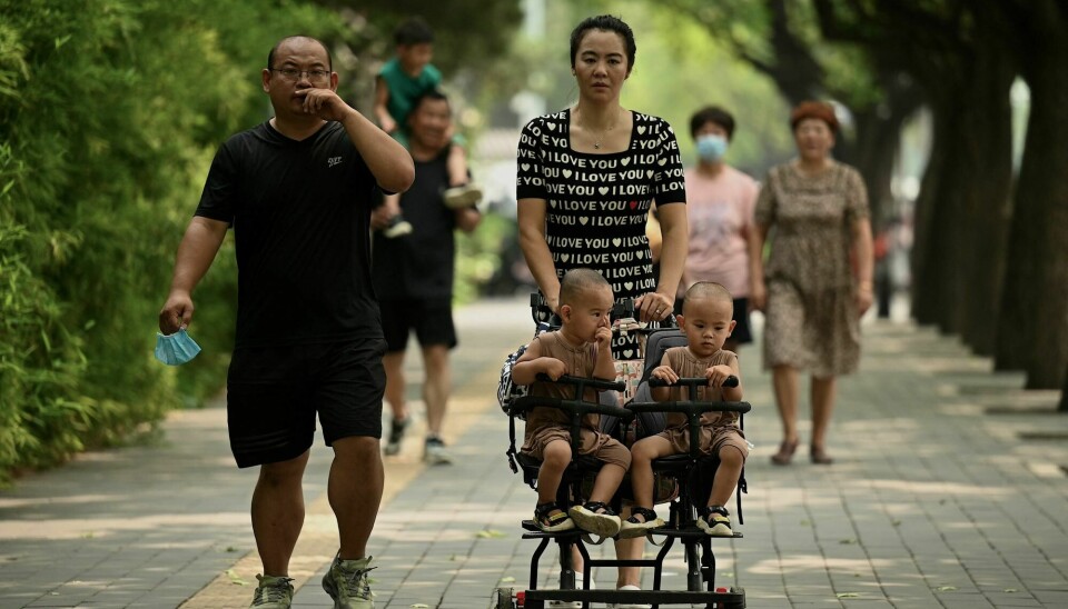 Et ektepar triller sine tvillingbarn gjennom en park i Beijing 2. august i år. Kina annonserte 16. august i år en rekke tiltak og frynsegoder med et mål om at familier skal få flere barn. Landet, som med sine 1,4 mrd. mennesker har verdens største befolkning, har i år hatt rekordlave fødselstall og frykter for en synkende befolkning fra og med 2025.